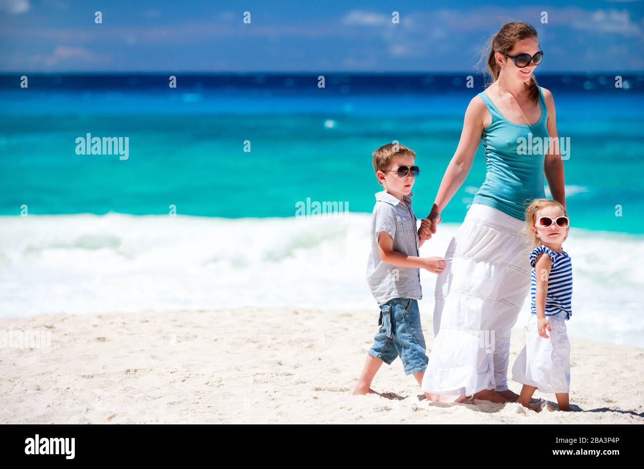 Mutter und Kind machen Urlaub am Strand, Seychellen, Indischer Ozean, MR: Yes Stock Photo