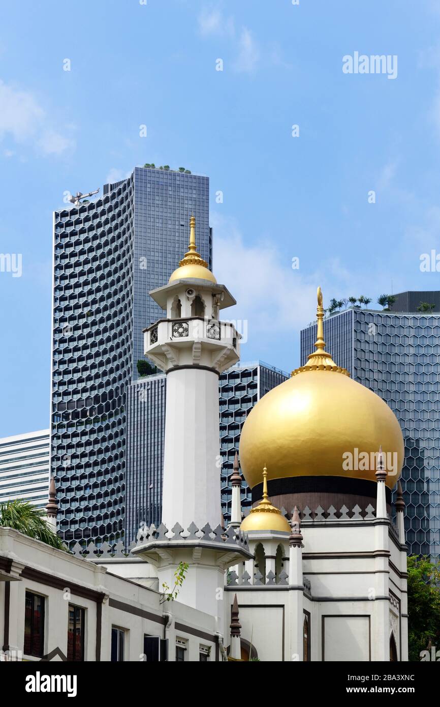 Masjid Sultan Mosque in the Arab quarter, behind it DUO high-rise towers by the architect Ole Scheeren, Singapore Stock Photo