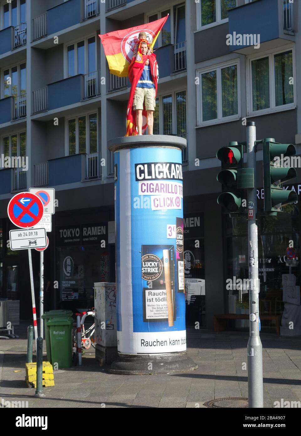 'Deutsch: Christoph Pöggeler: „Säulenheilige Vater und Sohn“, jetzt als DEG-Fans. Düsseldorf Immermannstraße/Ecke Oststraße.; 11 September 2018; Self-photographed; Kürschner (talk) 08:18, 11 September 2018 (UTC); ' Stock Photo