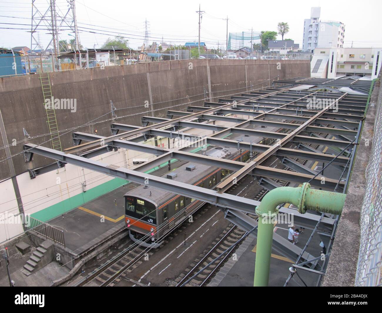 English Shin Kodaira Station On The Musashino Line Viewed From Above 日本語 新小平駅 半地下構造を撮影 5 May 10 Ja File Shinkodaira1 Jpg Ja User 路側帯 Stock Photo Alamy