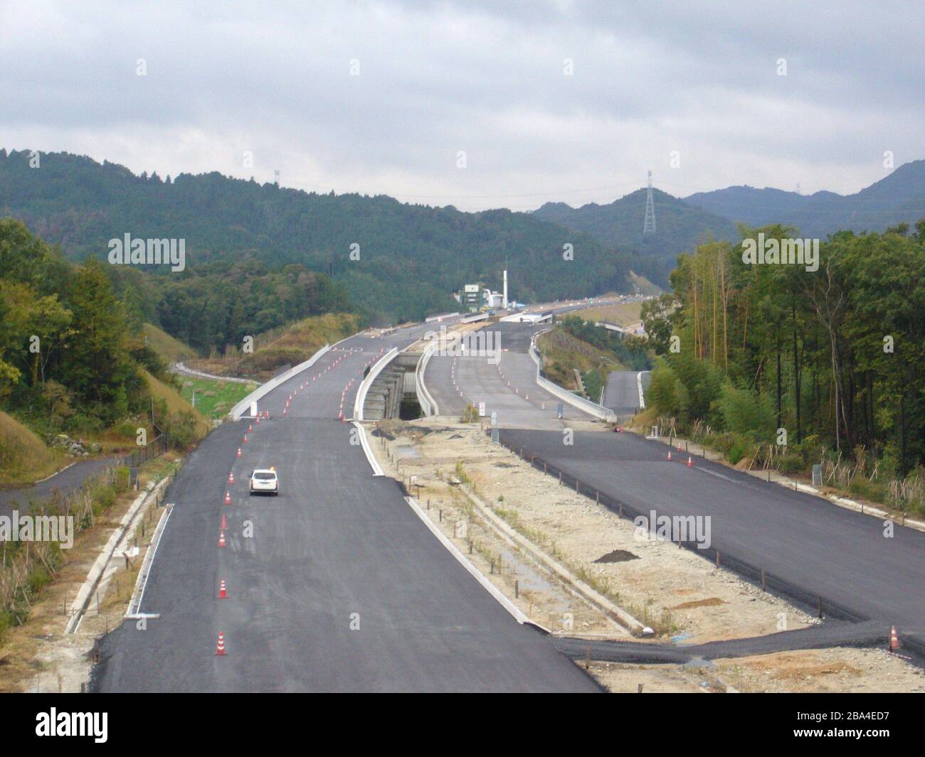 English Copied From Ja ファイル Sigaraki3 Jpg Shin Meishin Expressway On Construction In Koka Shiga Prefecture 日本語 Ja ファイル Sigaraki3 Jpgより転載 滋賀県甲賀市の竜法師跨道橋より 建設中の新名神高速道路を撮影 07 10 28 07年10月28日