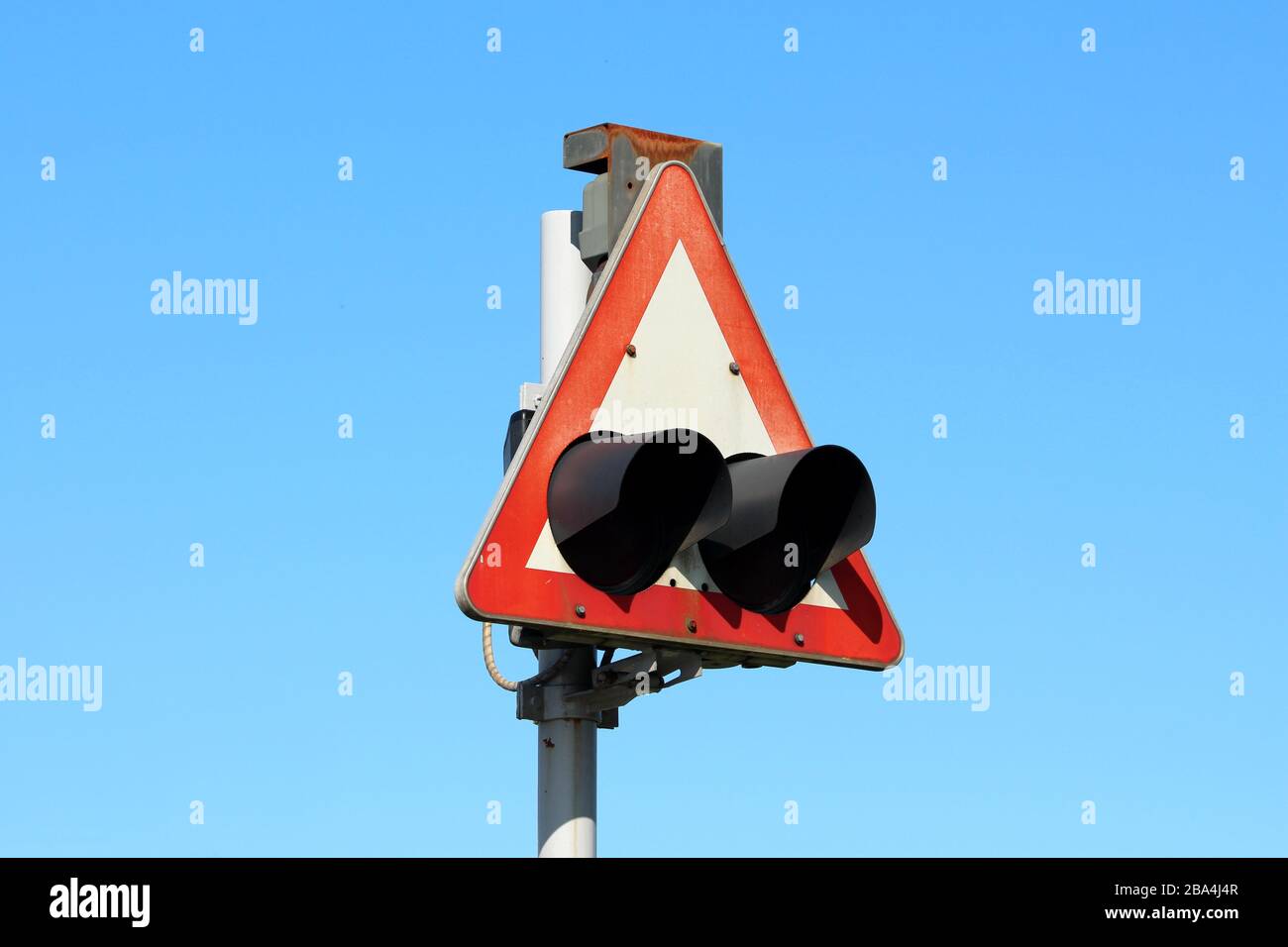 Side View Of Old Rectangle Red And White Railway Crossing Warning Lights Sign Mounted On Strong Metal Pole On Clear Blue Sky Background Stock Photo Alamy Side View Of Old Rectangle Red And White Railway Crossing Warning Lights Sign Mounted On Strong Metal Pole On Clear Blue Sky Background Stock Photo Alamy