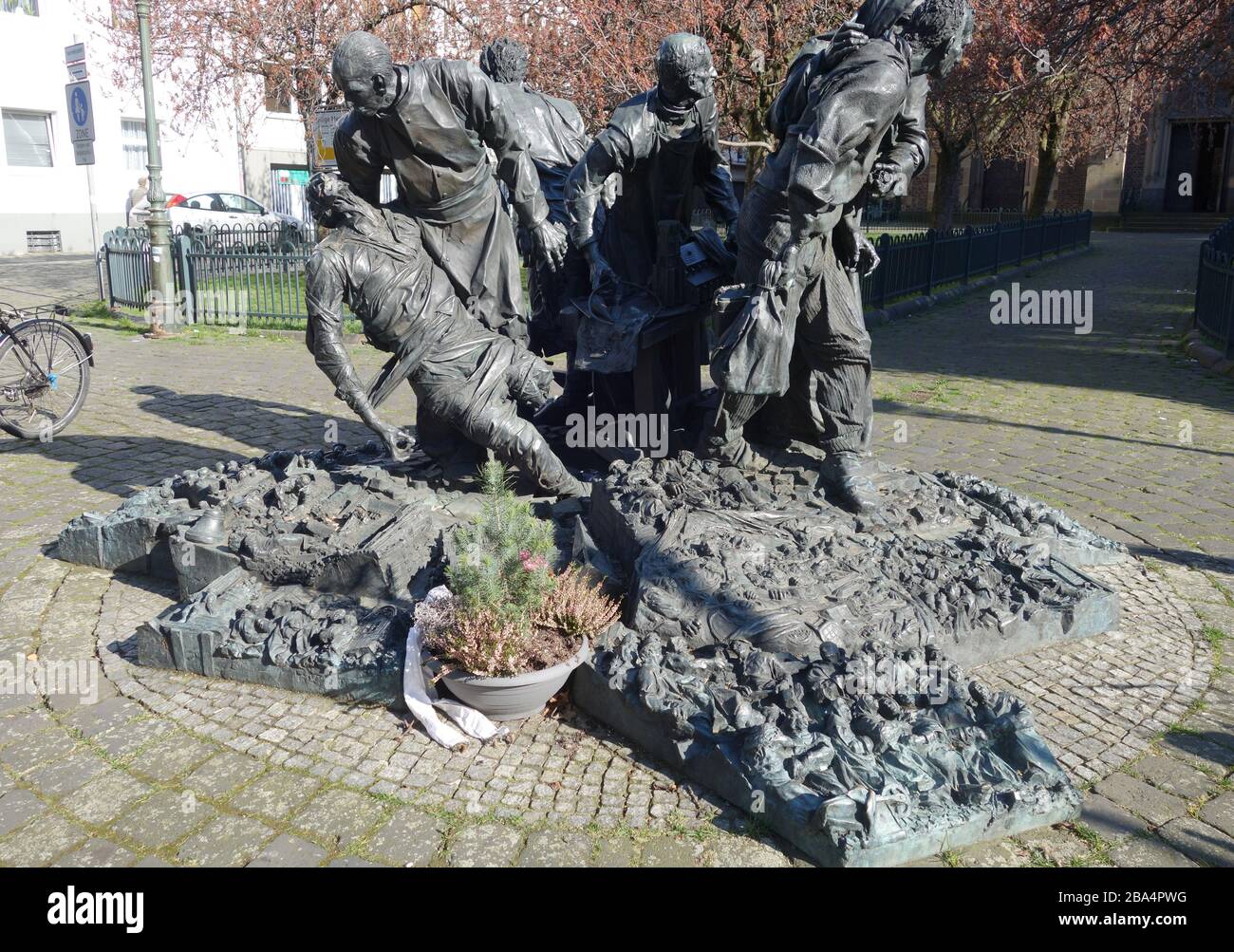 'Deutsch: St.-Josef-Skulptur (Bert Gerresheim), Düsseldorf-Oberbilk, 2019.; Taken on 29 March 2019, 15:46:24; Self-photographed; Kürschner (talk) 17:50, 29 March 2019 (UTC); ' Stock Photo