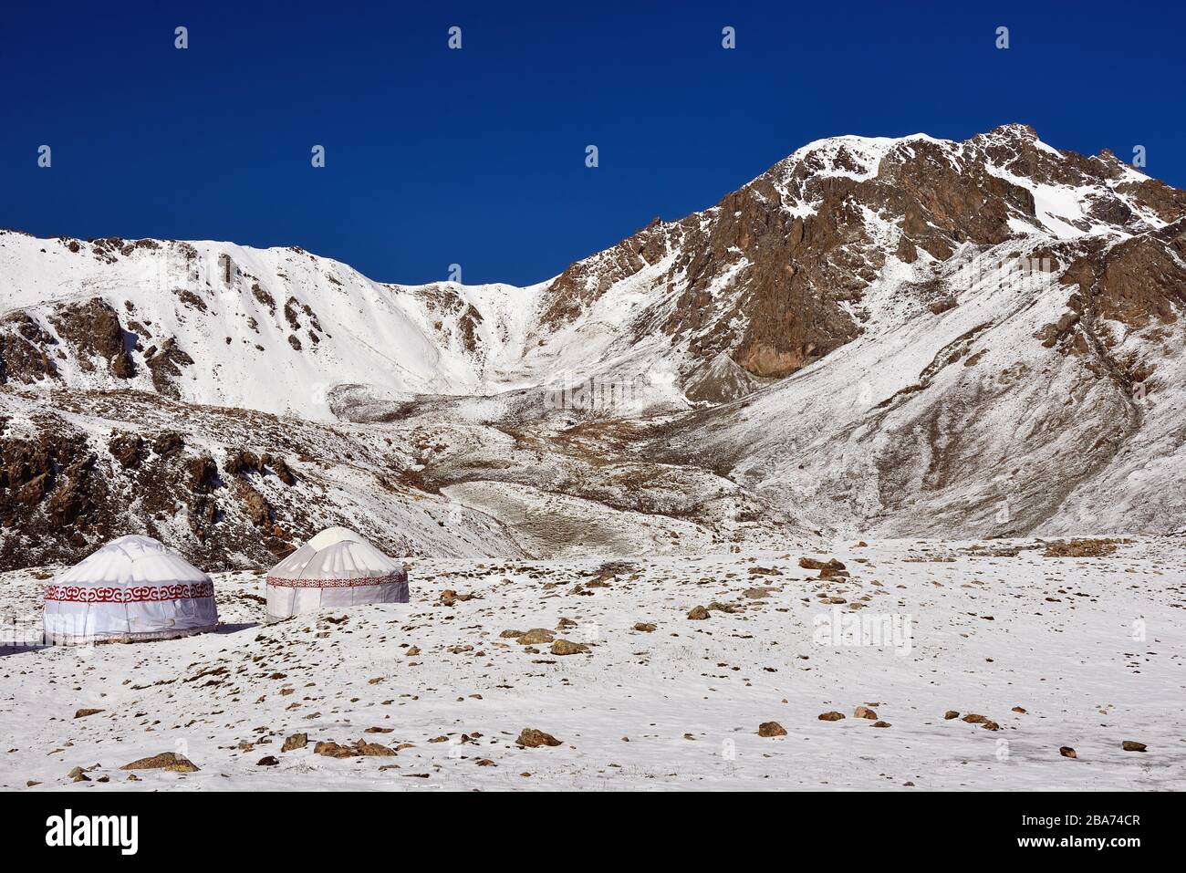 View of the yurts and the Ala Kul pass. The Ala Kul lake trail at the Terskey Alatau mountain range in the Tian Shan mountains. Kyrgyzstan, Central As Stock Photo