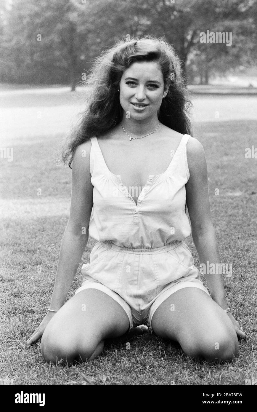 Isabel Varell, deutsche Sängerin, Schauspielerin, Musicaldarstellerin und  Fernsehmoderatorin, bei einem Fotoshooting in einem Park, Deutschland um  1984. German singer, musical actress and TV host Isabel Varell posing for a  photo shooting at