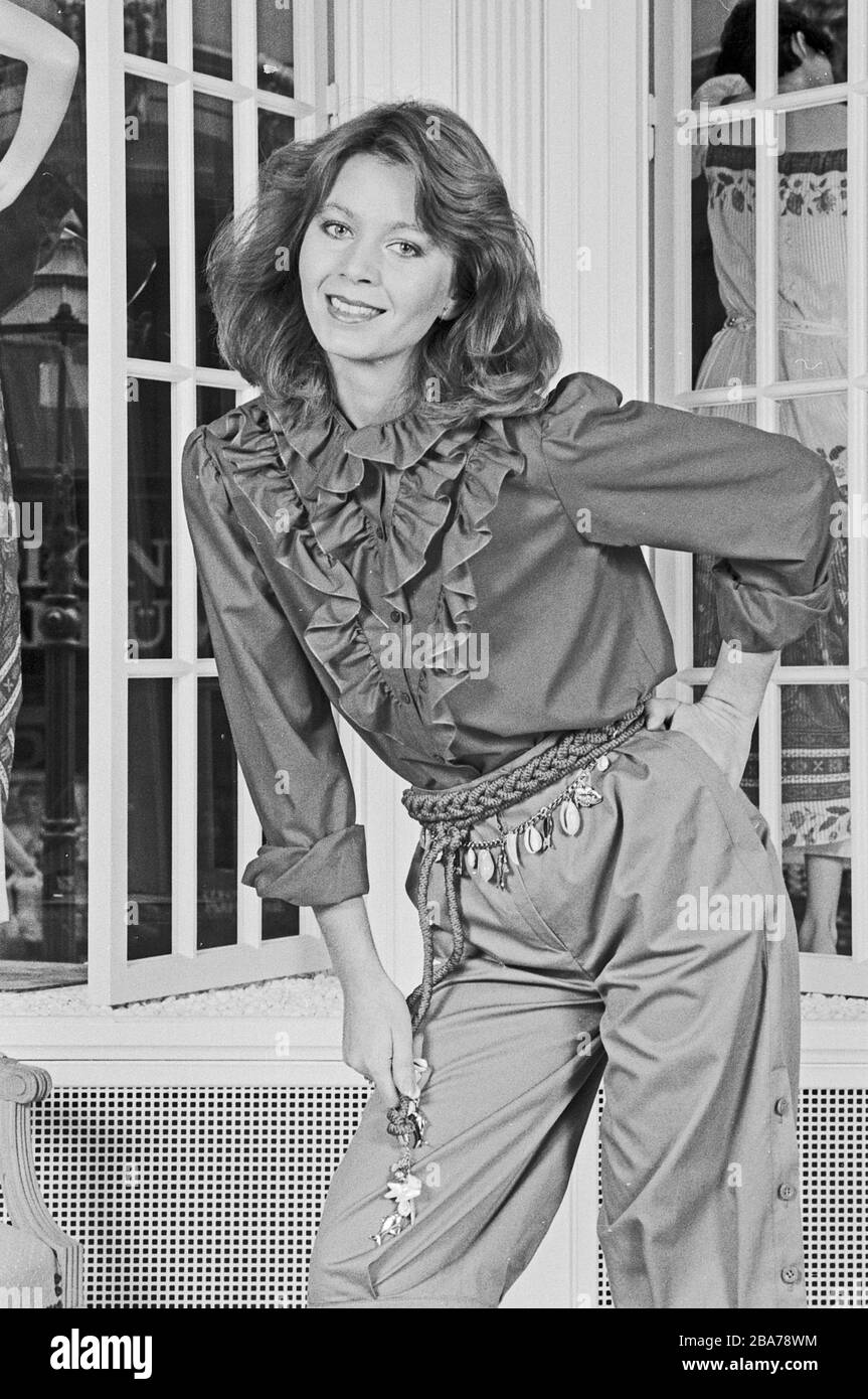 Gabi Kimpfel, deutsche Schauspielerin und Moderatorin, präsentiert die neueste Mode, Deutschland um 1984. German actress and TV host Gabi Kimpfel presenting the latest in fashion, Germany around 1984. Stock Photo
