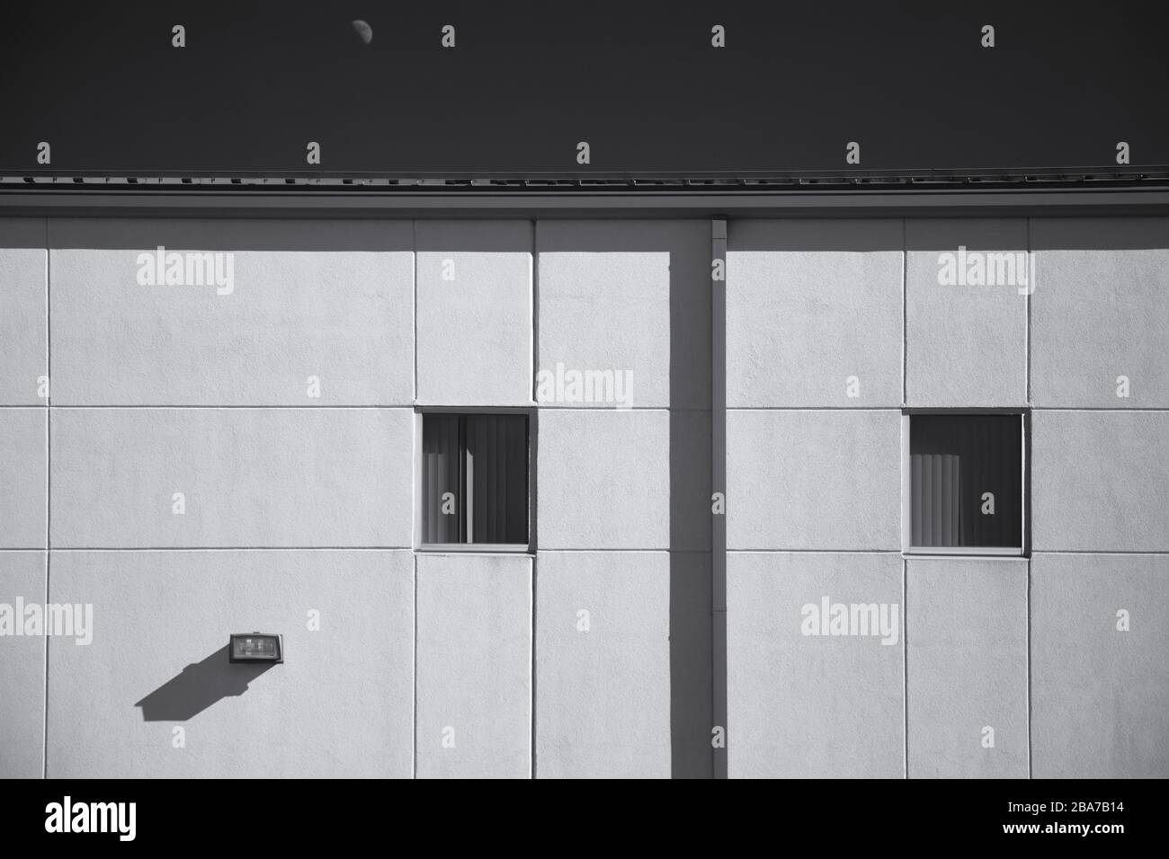 Black windows white building hi-res stock photography and images - Alamy