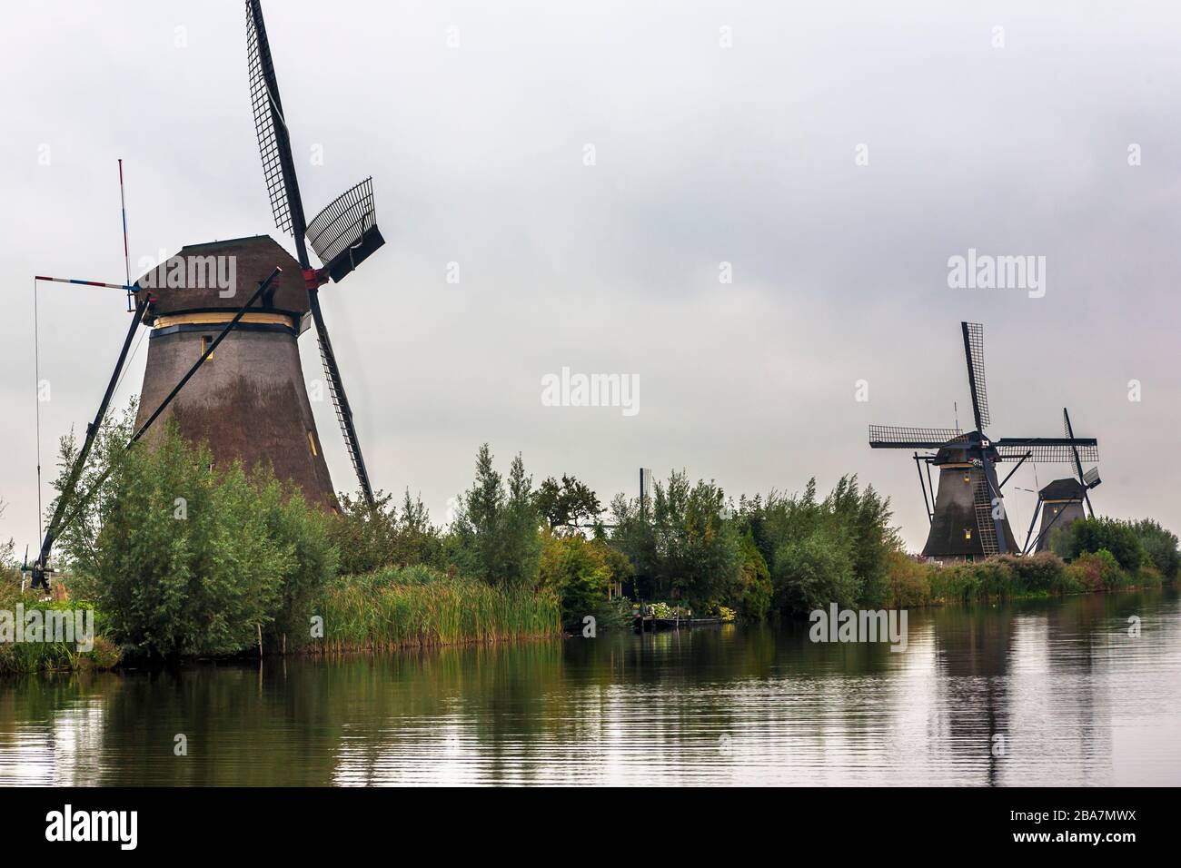 Overwaard windmills Nos 2, 3 and 4, lining the banks of the Achterwaterschap, Kinderdijk, UNESCO World Heritage Site, South Holland, Netherlands Stock Photo