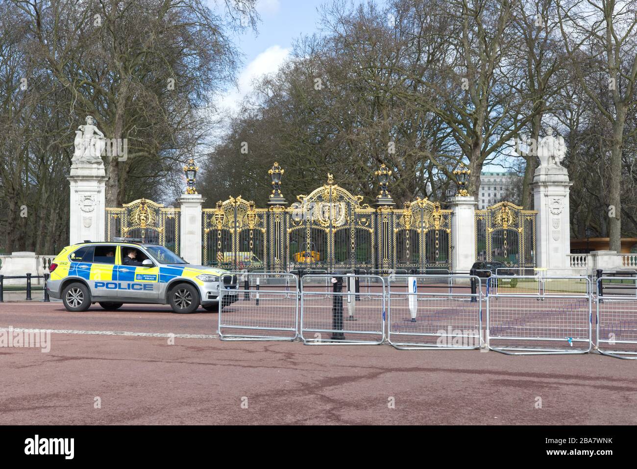 Policing the empty streets of London amid the outbreak of Covid 19, Canada Gate London Stock Photo
