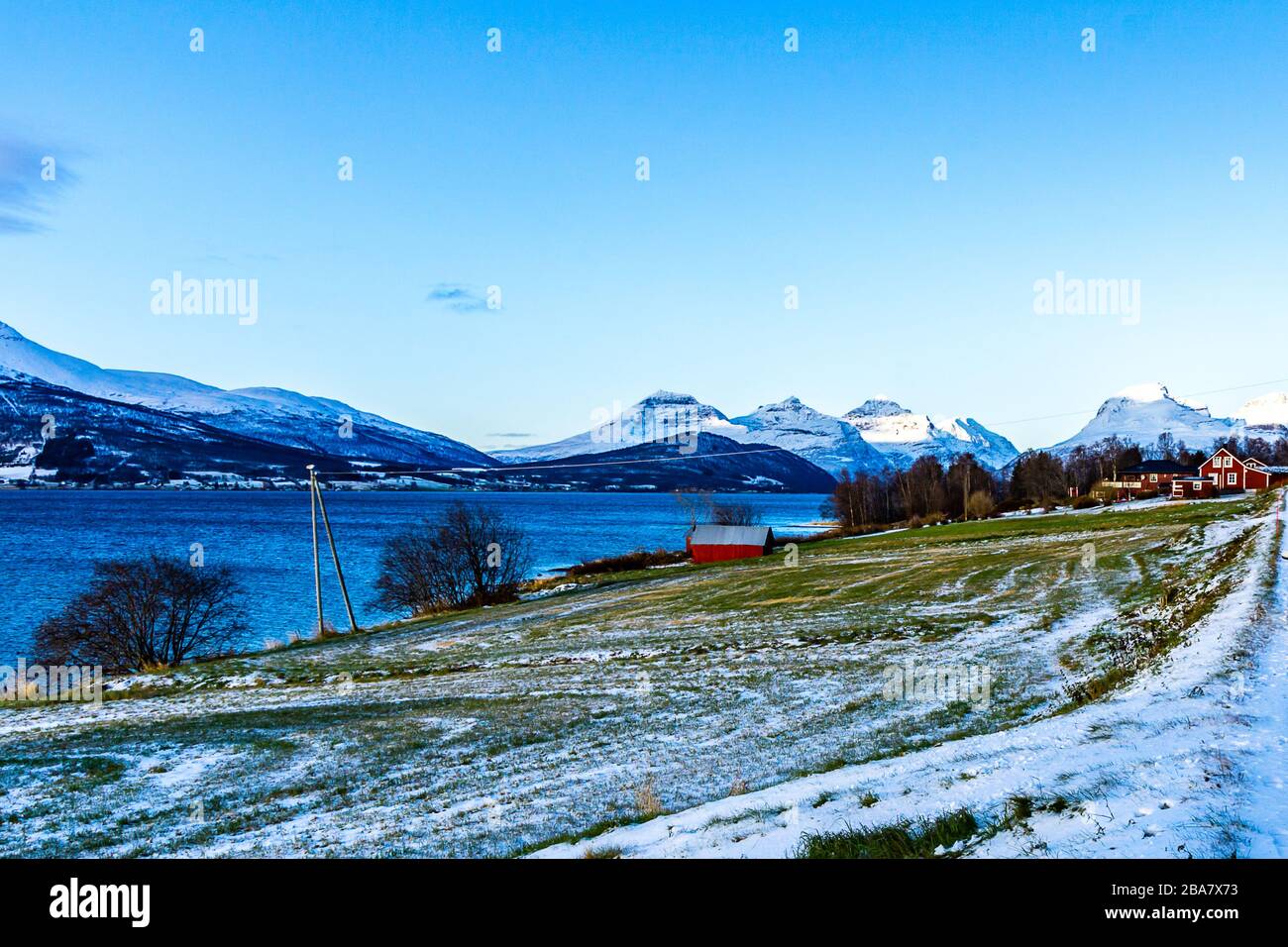 Haus Am Meer Tromso Bakkejord Troms Norwegen Bewolkter Himmel Snowy Mountains Verschneite Berge Blauer Fjord Blue Sea Red House Snowy Field Stock Photo Alamy