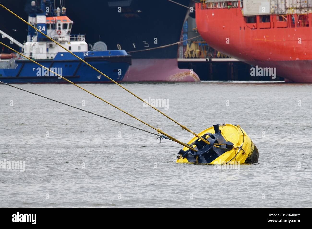 Container ship mooring hires stock photography and images Alamy