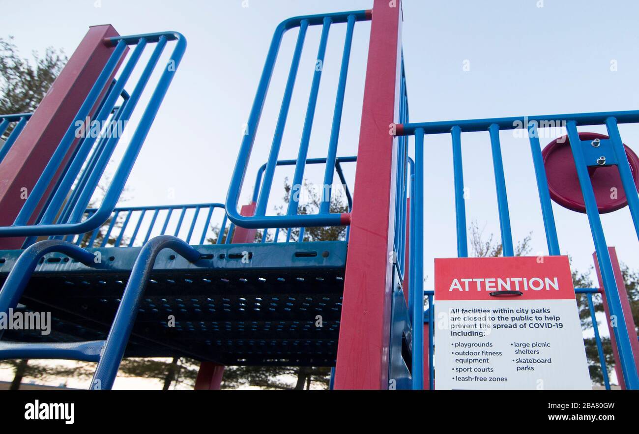 Toronto, Canada. 25th Mar, 2020. A notice is seen at a closed playground in Toronto, Canada, March 25, 2020. As of 13:30 p.m. Canada's Eastern Time Wednesday, there were more than 3,000 confirmed COVID-19 cases and 30 deaths in Canada. Credit: Zou Zheng/Xinhua/Alamy Live News Stock Photo