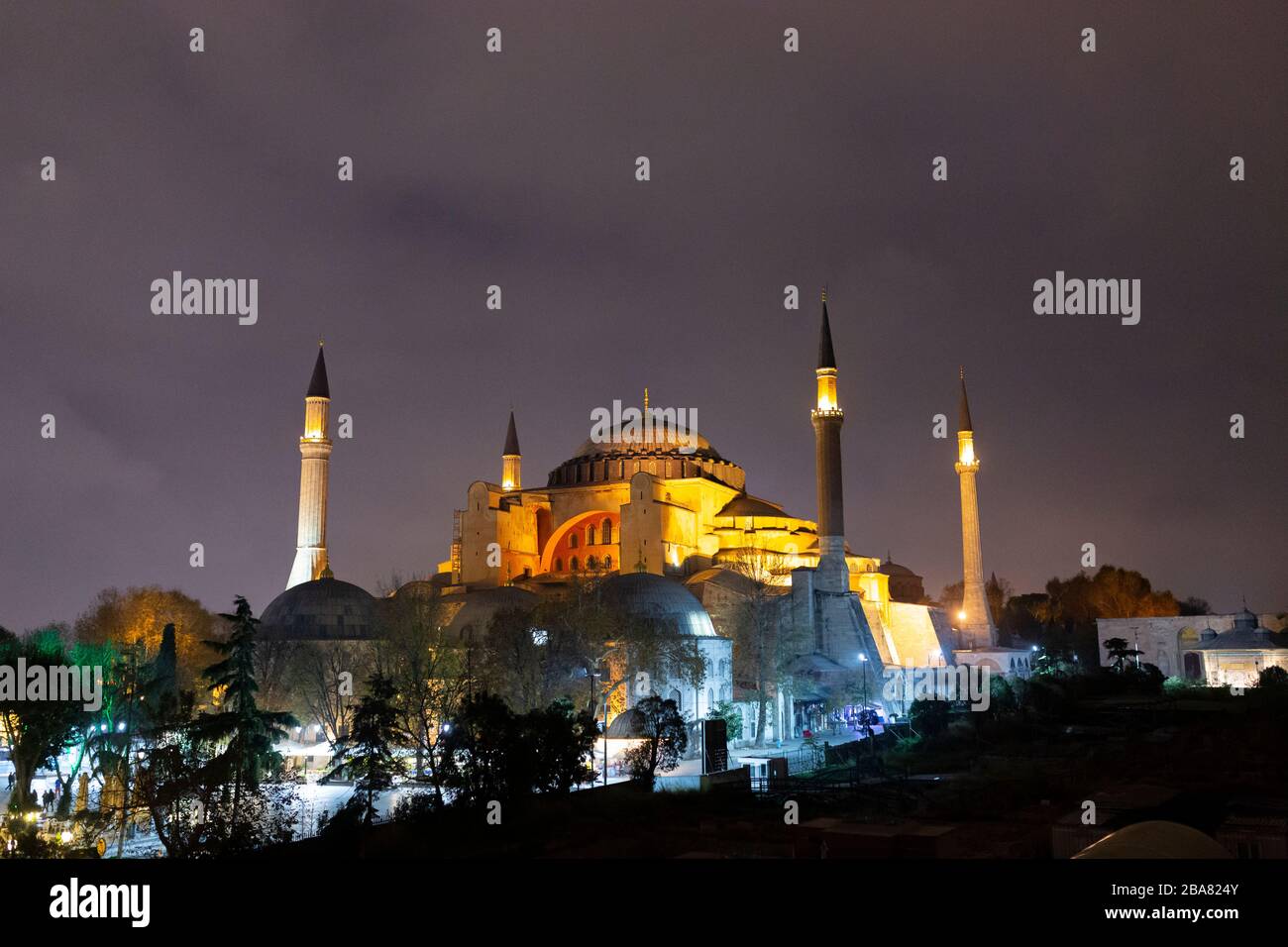 The beautiful Hagia Sophia (Aya Sofya) at night in Istanbul Stock Photo ...