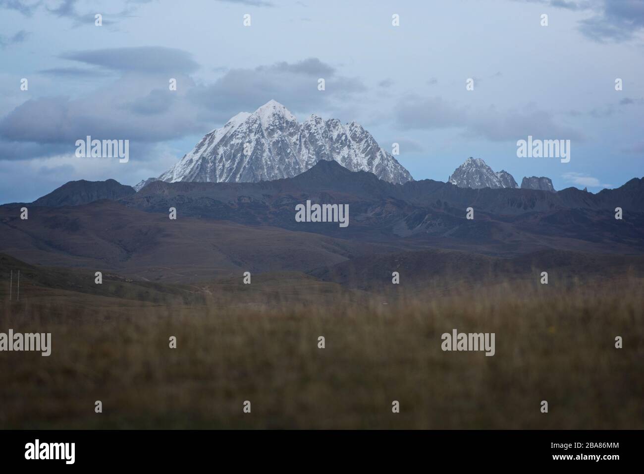 Snowy peak of Mount Yala, in the grassland of Tagong, Kangding, Garzê Tibetan Autonomous Prefecture, Sichuan, China Stock Photo