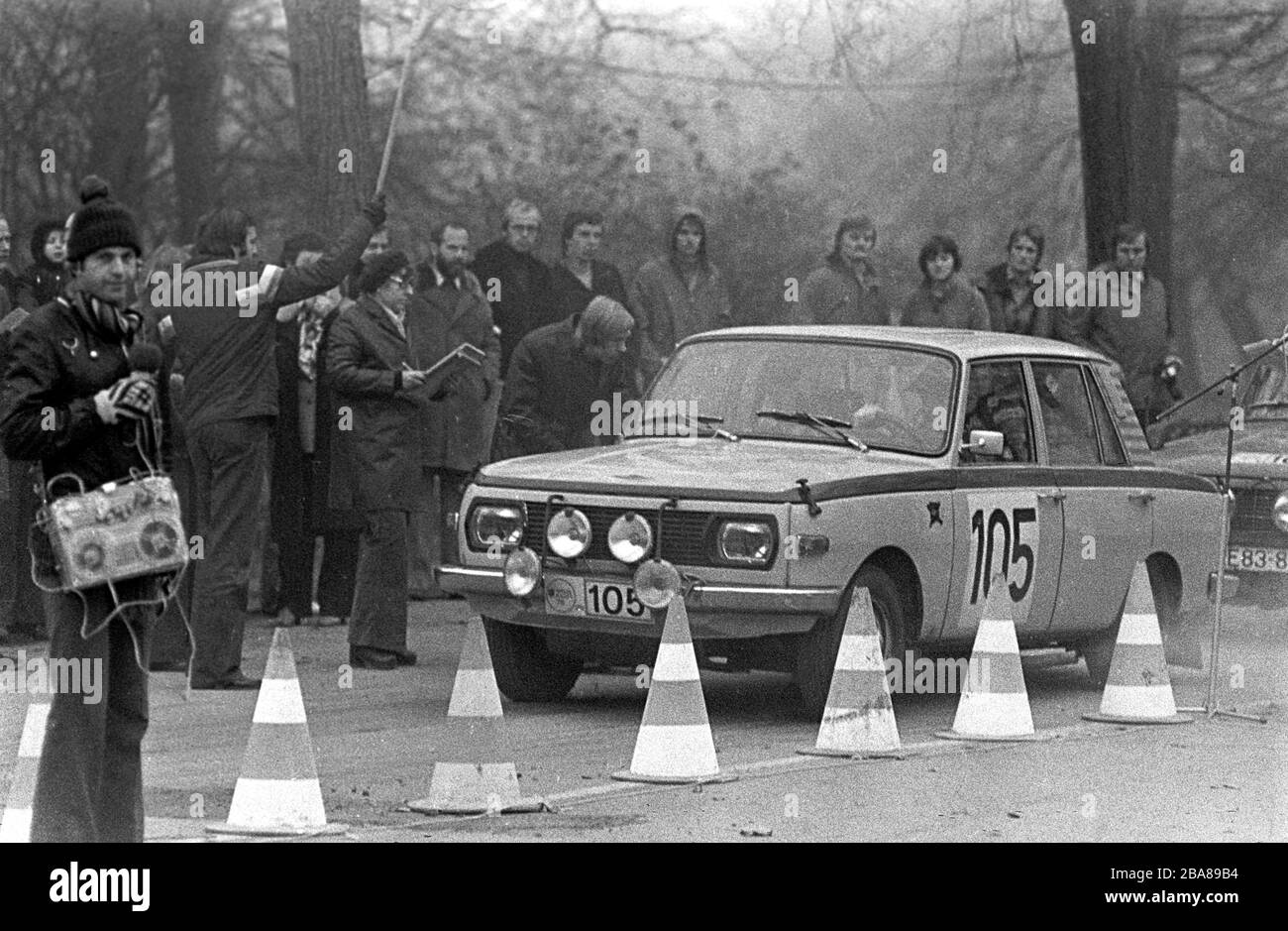 30 November 1977, Saxony, Leipzig: The fair rally in Leipzig, here in 1978 in the Clara-Zetkin-Park, is a motorsport highlight in the GDR motorsport calendar. The picture shows a Wartburg 353 at the start. On the left, a radio reporter from Radio DDR Sender Leipzig with a tape recorder. The exact date of the recording is not known. Photo: Volkmar Heinz/dpa-Zentralbild/ZB Stock Photo