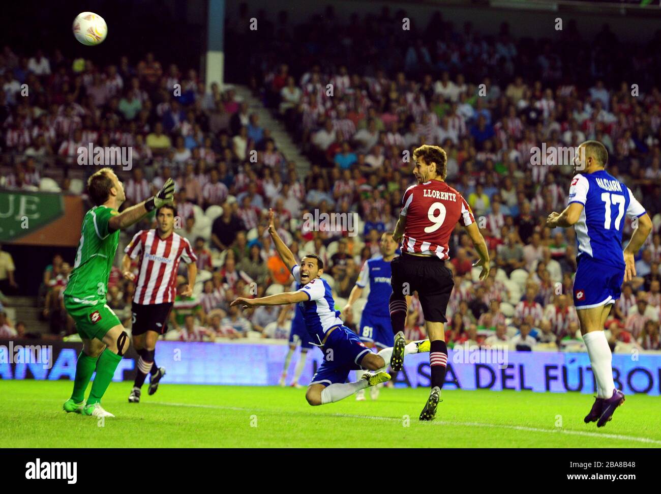Athletic Bilbao's Fernando Llorente has a late effort on goal Stock Photo