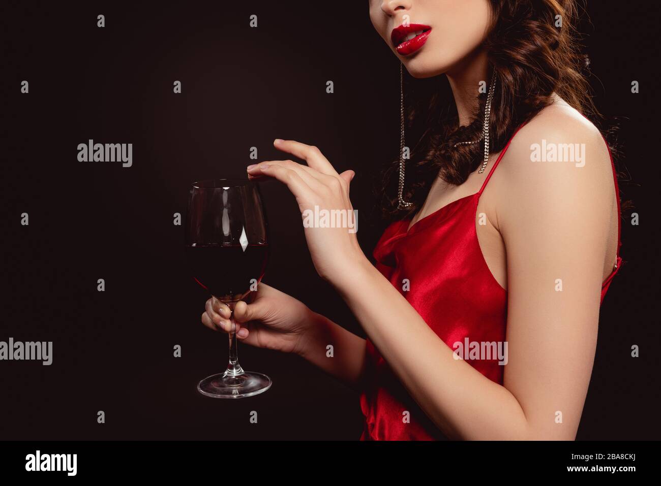 Девушка пьет вино. Бокал вина я поднимал. Бокал вина я поднимал. Девушка пьет вино. Женщина с бокалом.