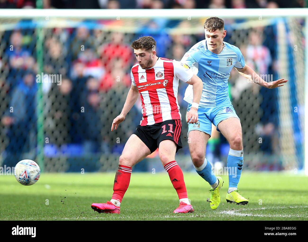 Coventry City's Michael Rose (right) and Sunderland's Lynden Gooch battle for the ball Stock Photo