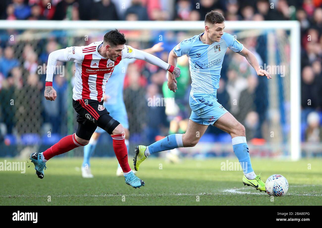 Coventry City's Michael Rose (right) in action against Sunderland's Lynden Gooch Stock Photo