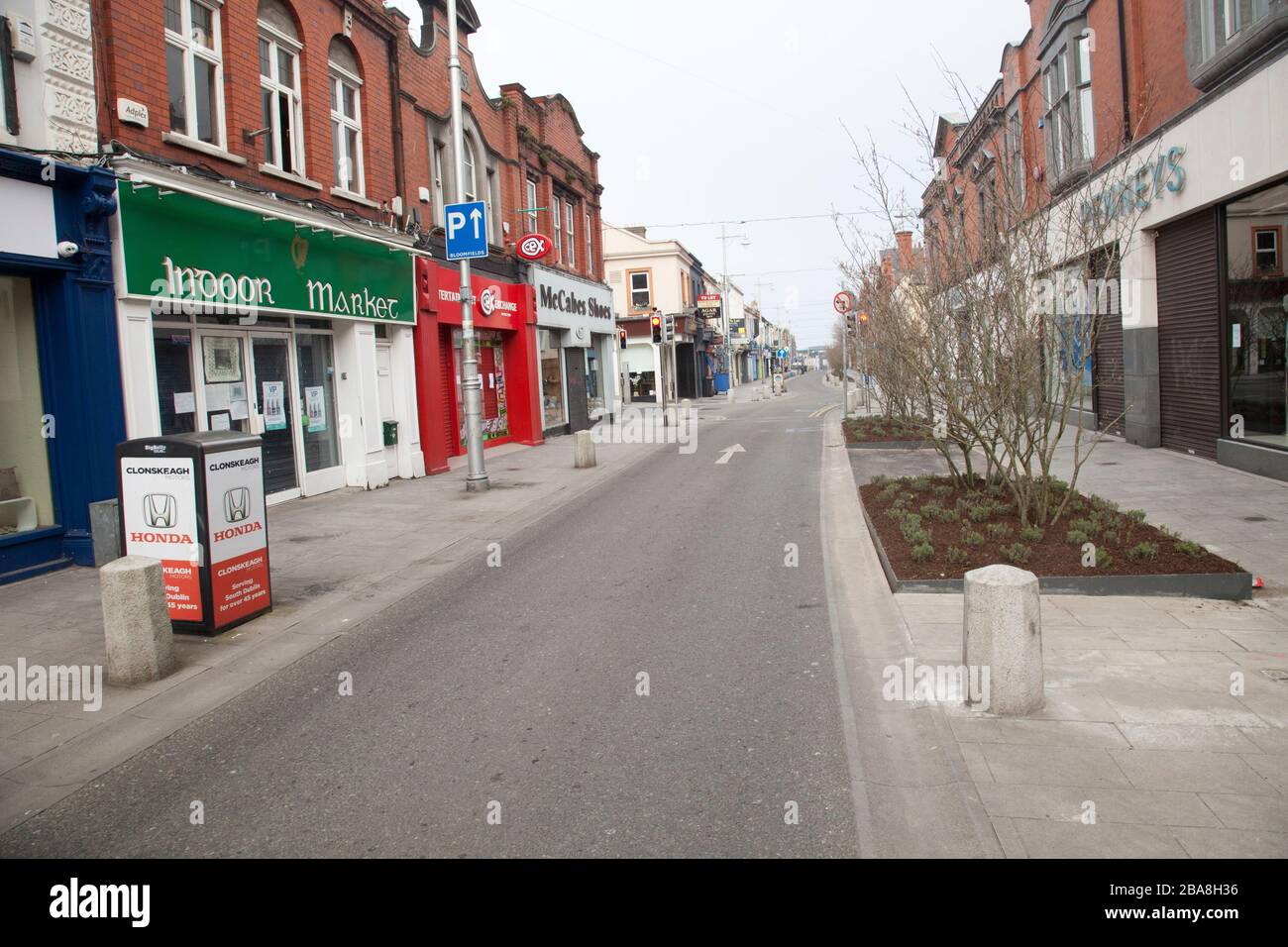 Dun Laoghaire Town, Dublin, Ireland. 26th March 2020. Retail stores and commercial businesses close their doors and streets empty in response to government restrictions and social distancing amid the Covid-19 pandemic crisis Credit: Doreen Kennedy/Alamy Live News Stock Photo