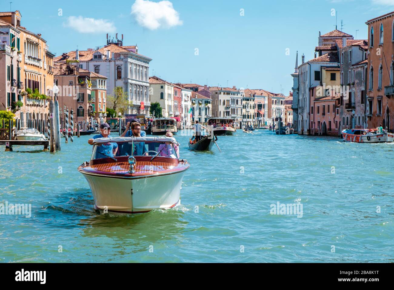 Building speed boat hi-res stock photography and images - Alamy
