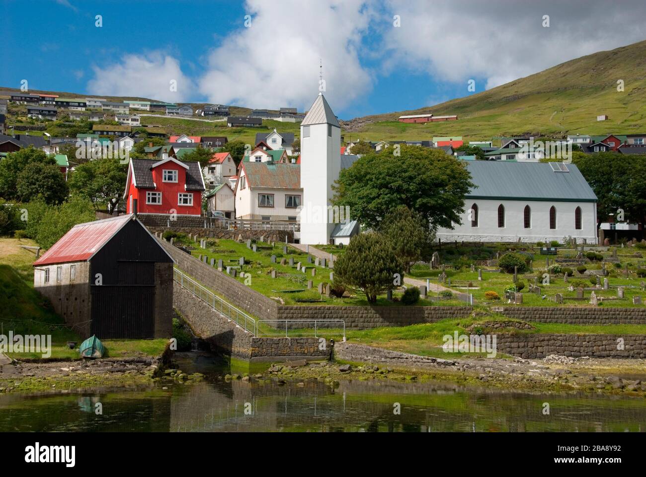 Daenemark, Daenemark, Faeroeer Inseln, Insel Streymoy, Vestmanna, Ortsansicht, Kirche Stock Photo