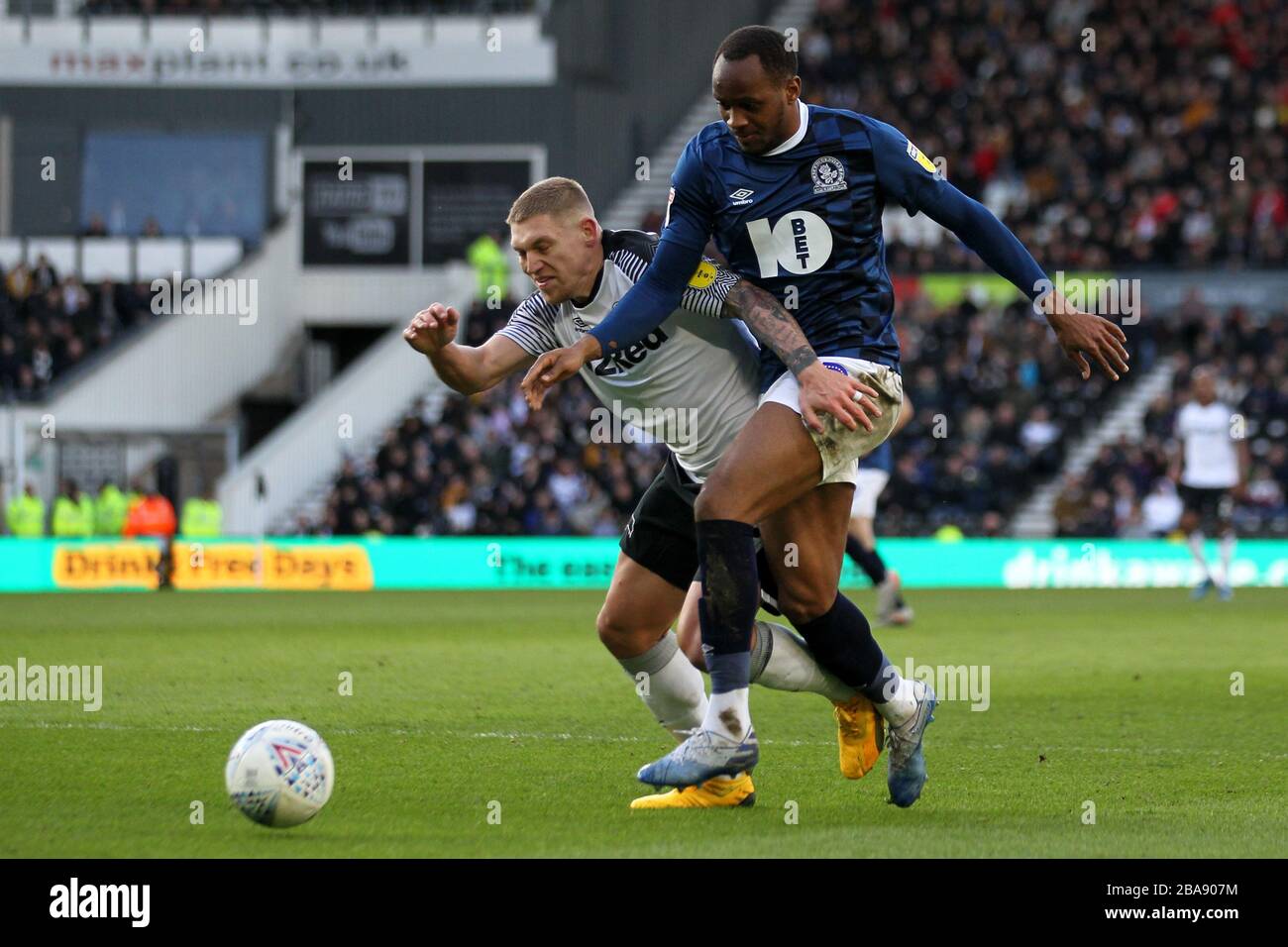 Derby County's Martyn Waghorn (left) and Blackburn Rovers' Ryan Nyambe battle for the ball Stock Photo