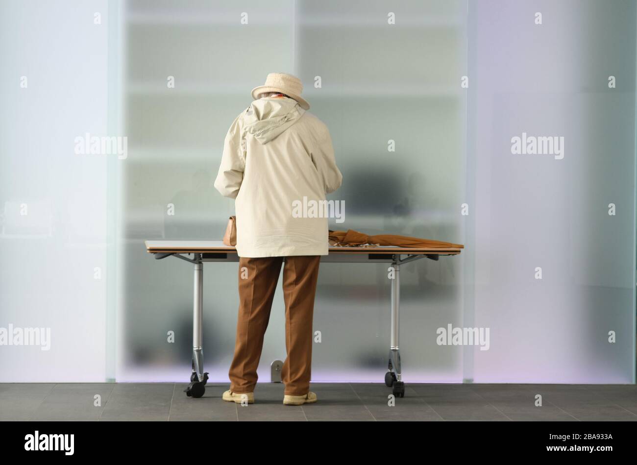 Alte Frau vor einem Tisch Stock Photo