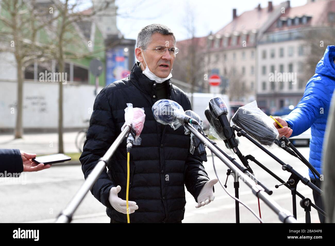 Herbert HAINER (President FC Bayern Munich) wears rubber gloves, protective gloves and, with a face mask, protective mask, stands in front of the media representatives present and speaks in microphones that are protected with plastic films. Single picture, single cut motif, single picture, single cut motif, half figure, half figure. FC Bayern Munich Basketball is helping the Muenchener Tafel on 26.03.2020 in the wholesale market in Muenchen. @Sven Simon Photo Agency. GmbH & Co. Press Photo KG # Prinzess-Luise-Str. 41 # 45479 M uelheim / R uhr # Tel. 0208/9413250 # Fax. 0208/9413260 # GLS Bank Stock Photo