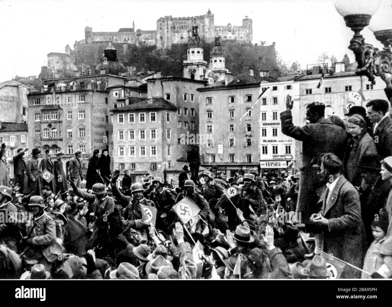 anschluss, after the occupation of Austria by German troops the Austrian population greets the German brothers, 1938 Stock Photo