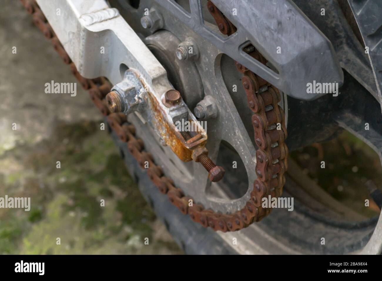 Rusty motorcycle chain. Old motorcycle chain with rust Stock Photo - Alamy