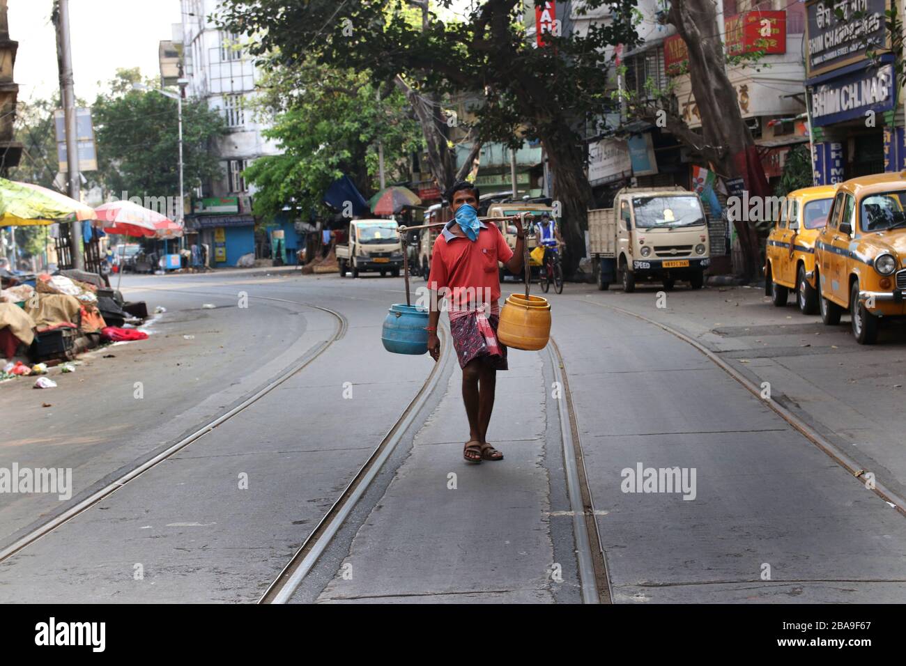 A deserted street in pictured during the first day of a 21-day government-imposed nationwide lockdown as a preventive measure against the COVID-19 coronavirus in Kolkata, India on March 25, 2020. More than one billion Indians went into lockdown on March 25, leaving a third of the planet now under orders to stay at home, as the United States vowed to spend $2 trillion to counter the economic harm of the coronavirus. (Photo by Dipa Chakraborty/Pacific Press/Sipa USA) Stock Photo