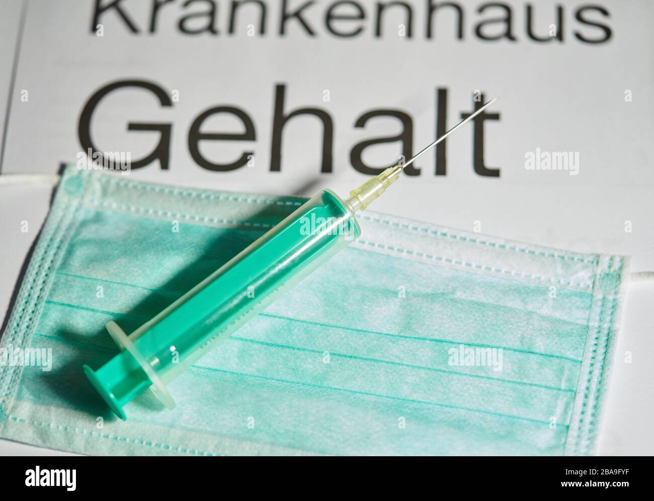 Covid-19 symbol in  Marktoberdorf, Germany, March 26, 2020. Injection needle for vaccination and a mouth protection, due to the Corona virus disease (COVID-19) . on March 26, 2020 in Marktoberdorf, Germany  © Peter Schatz / Alamy Live News Stock Photo