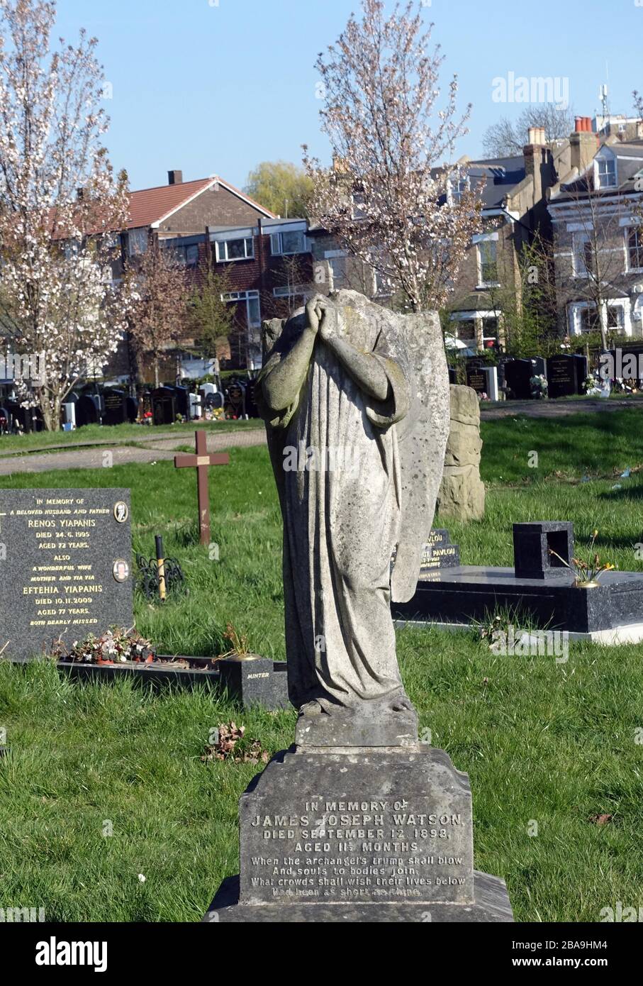 Headless figure on grave in Camberwell New Cemetary, East Dulwich. South London Stock Photo