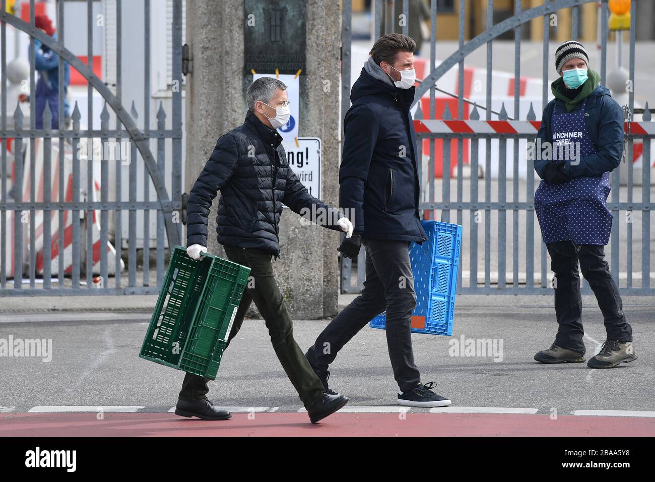 from left: Herbert HAINER (President FC Bayern Munich) and Marko PESIC with empty vegetable crates. Both wear face masks, protective masks. Re: a helper of the Muenchner Tafel. FC Bayern Munich Basketball is helping the Muenchener Tafel on 26.03.2020 in the wholesale market in Muenchen. @Sven Simon Photo Agency. GmbH & Co. Press Photo KG # Prinzess-Luise-Str. 41 # 45479 M uelheim/R uhr # Tel. 0208/9413250 # Fax. 0208/9413260 # GLS Bank # BLZ 430 609 67 # Kto. 4030 025 100 # IBAN DE75 4306 0967 4030 0251 00 # BIC GENODEM1GLS # www.svensimon.net. | usage worldwide Stock Photo