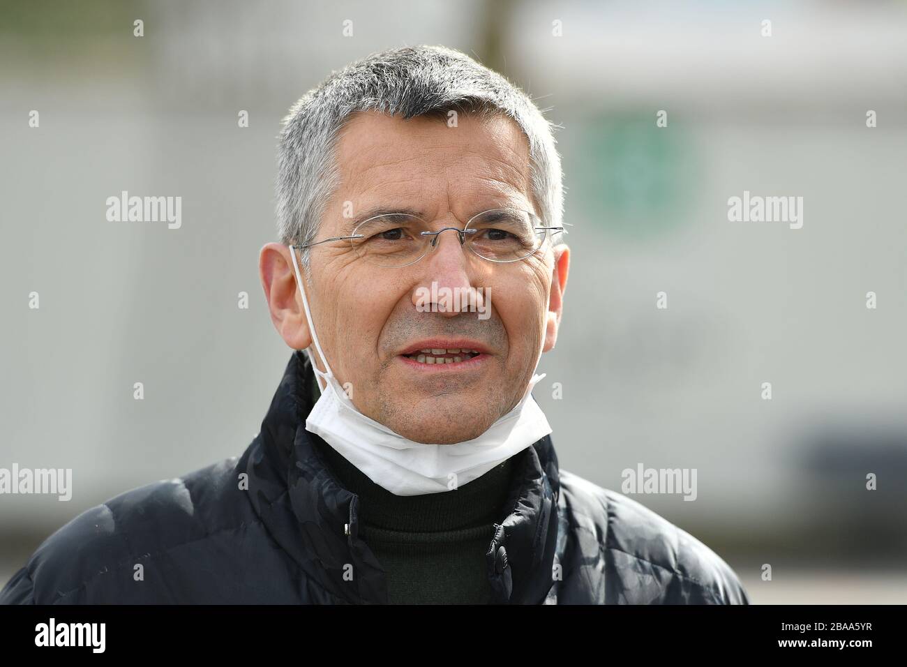 Herbert HAINER (President FC Bayern Munich) wears a face mask, protective mask. Single picture, cut single motif, portrait, portrait, portrait. FC Bayern Munich Basketball is helping the Muenchener Tafel on 26.03.2020 in the wholesale market in Muenchen. @Sven Simon Photo Agency. GmbH & Co. Press Photo KG # Prinzess-Luise-Str. 41 # 45479 M uelheim/R uhr # Tel. 0208/9413250 # Fax. 0208/9413260 # GLS Bank # BLZ 430 609 67 # Kto. 4030 025 100 # IBAN DE75 4306 0967 4030 0251 00 # BIC GENODEM1GLS # www.svensimon.net. | usage worldwide Stock Photo