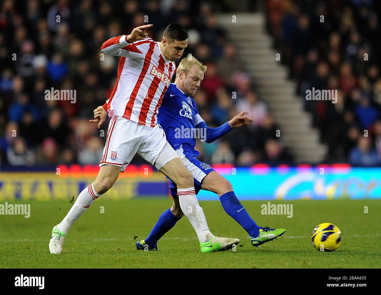 Everton's Steven Naismith (right) and Stoke City's Geoff Cameron battle for the ball Stock Photo
