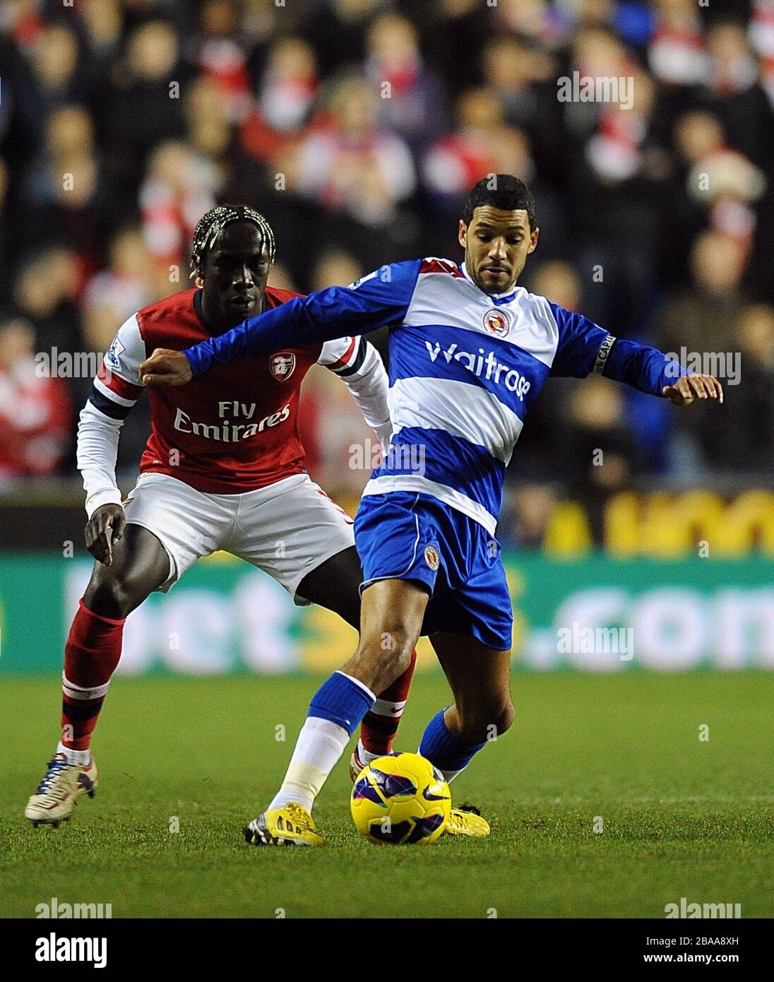 Arsenal's Bacary Sagna (left) and Reading's Jobi McAnuff battle for the ball Stock Photo