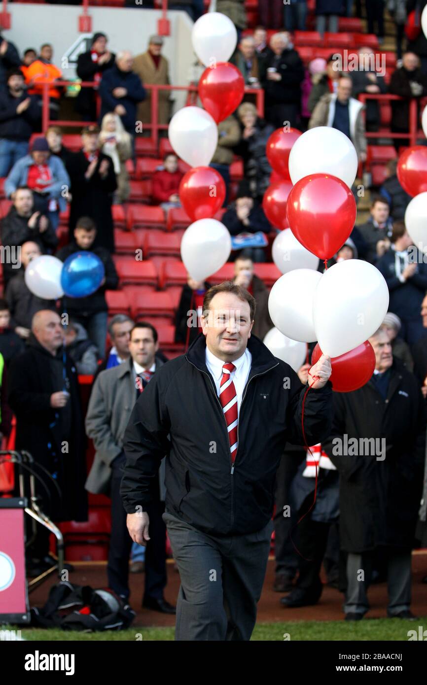 Shirt sponsor Andrews Sykes and managing director Paul Wood carry balloons onto the pitch to mark 20 years since the return to the Valley Stock Photo
