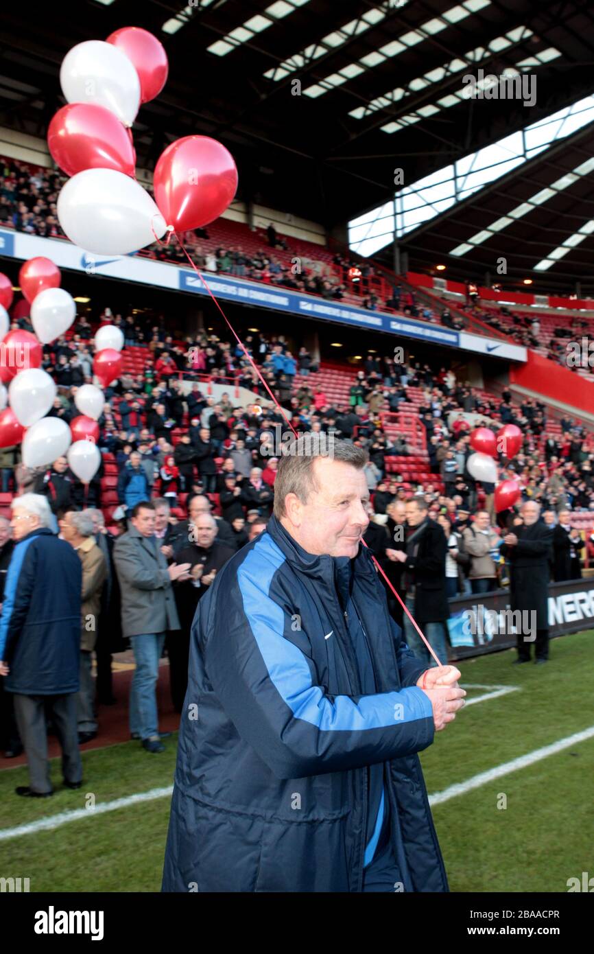 Charlton Athletic groundsman and former player Colin Powell carries balloons onto the pitch to mark 20 years since the return to the Valley Stock Photo