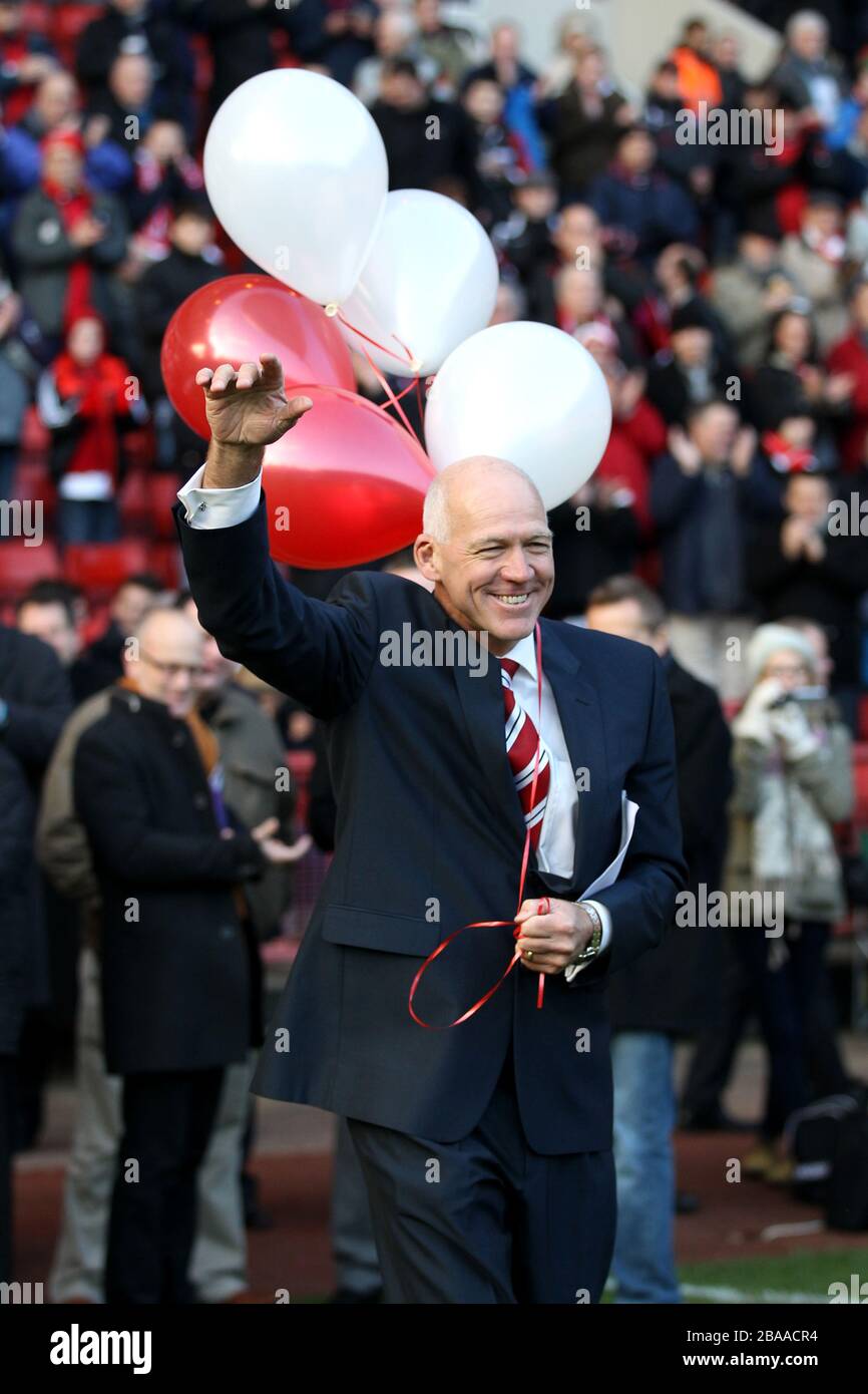 Bob Bolder carries balloons onto the pitch to mark 20 years since the return to the Valley Stock Photo