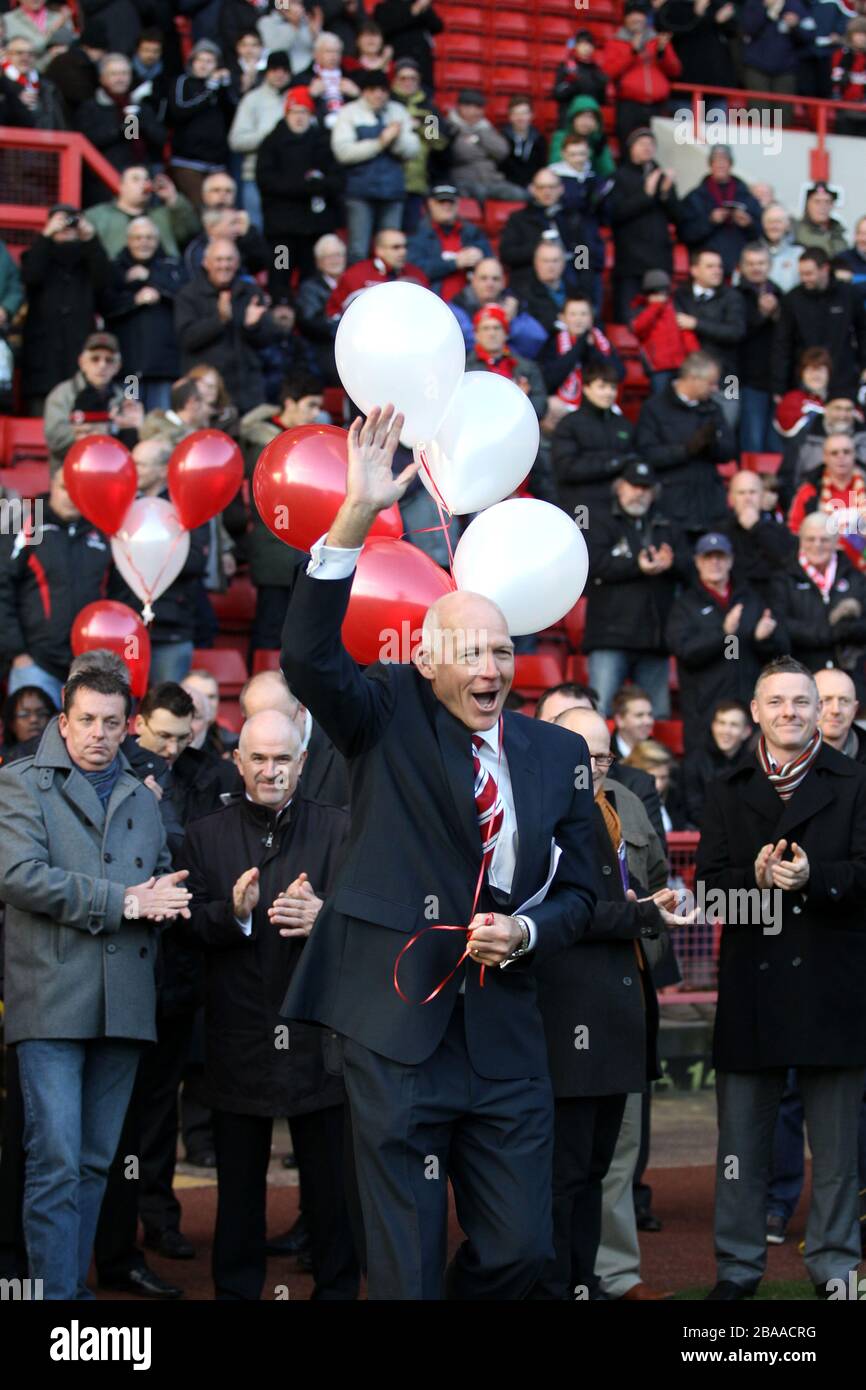 Bob Bolder carries balloons onto the pitch to mark 20 years since the return to the Valley Stock Photo