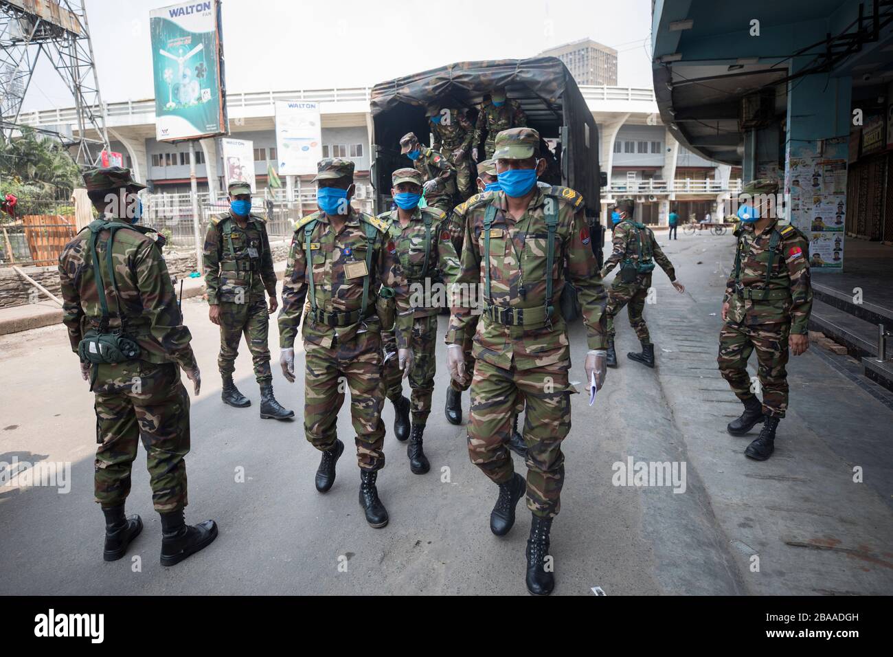 Dhaka, Bangladesh. 27th Mar, 2019. Bangladesh Army personals get down from a army truck to enter a makeshift camp in Bangabandhu National Stadium in Dhaka on March 26, 2020. (Photo by Salahuddin Ahmed/Sipa USA) Credit: Sipa USA/Alamy Live News Stock Photo