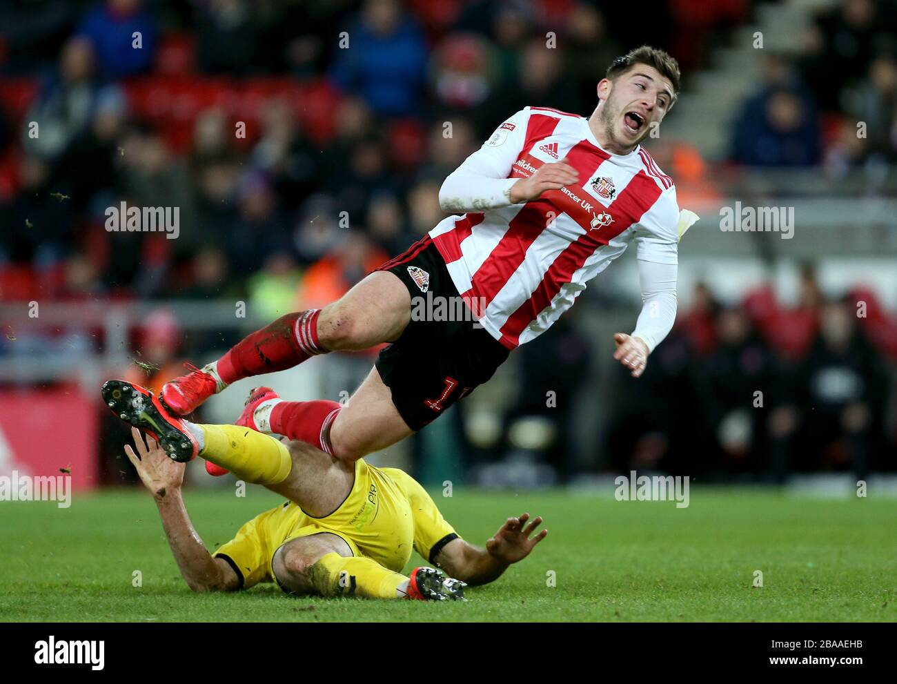 Sunderland's Lynden Gooch is tackled by Fleetwood Town's Lewis Coyle Stock Photo