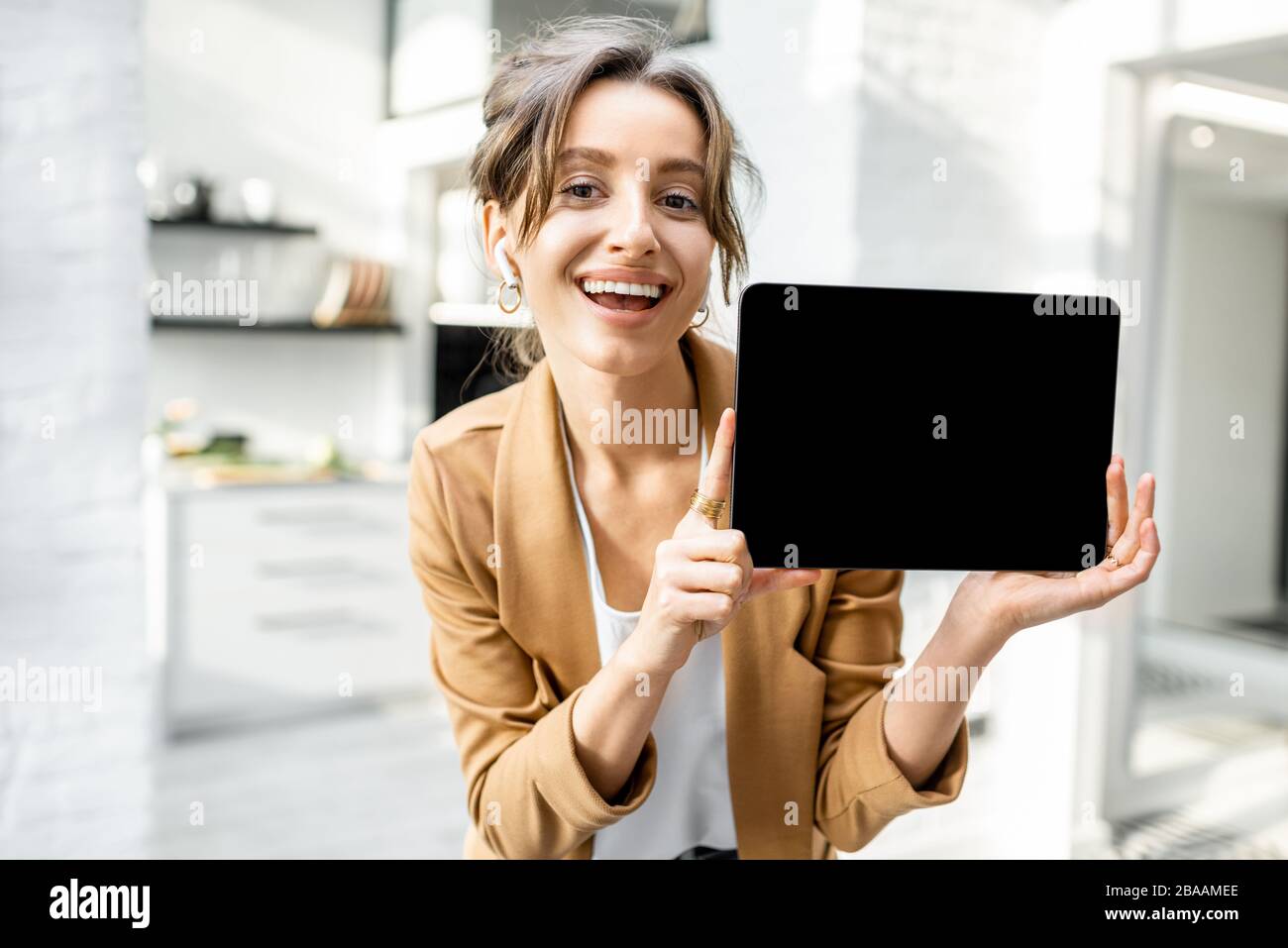 Well dressed black woman hi-res stock photography and images - Alamy