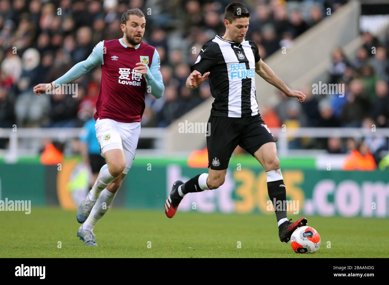 Burnley's Jay Rodriguez (left) and Newcastle United's Federico Fernandez battle for the ball Stock Photo