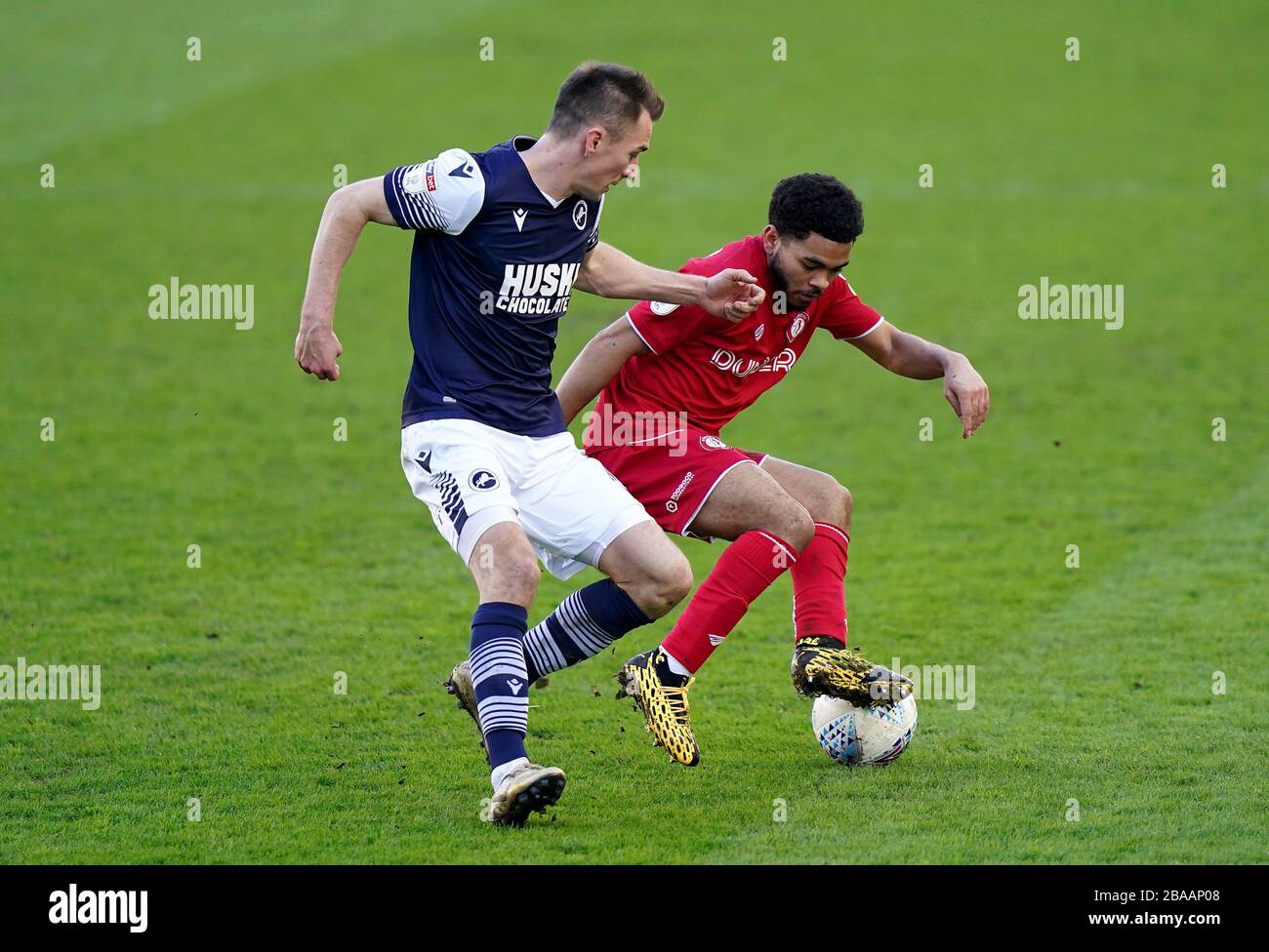 Millwall's Jed Wallace (left) and Bristol City's Jay Dasilva battle for the ball Stock Photo