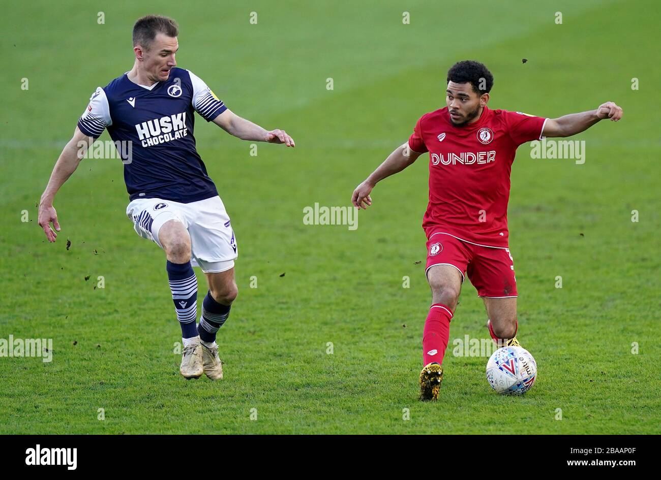 Millwall's Jed Wallace (left) and Bristol City's Jay Dasilva battle for the ball Stock Photo
