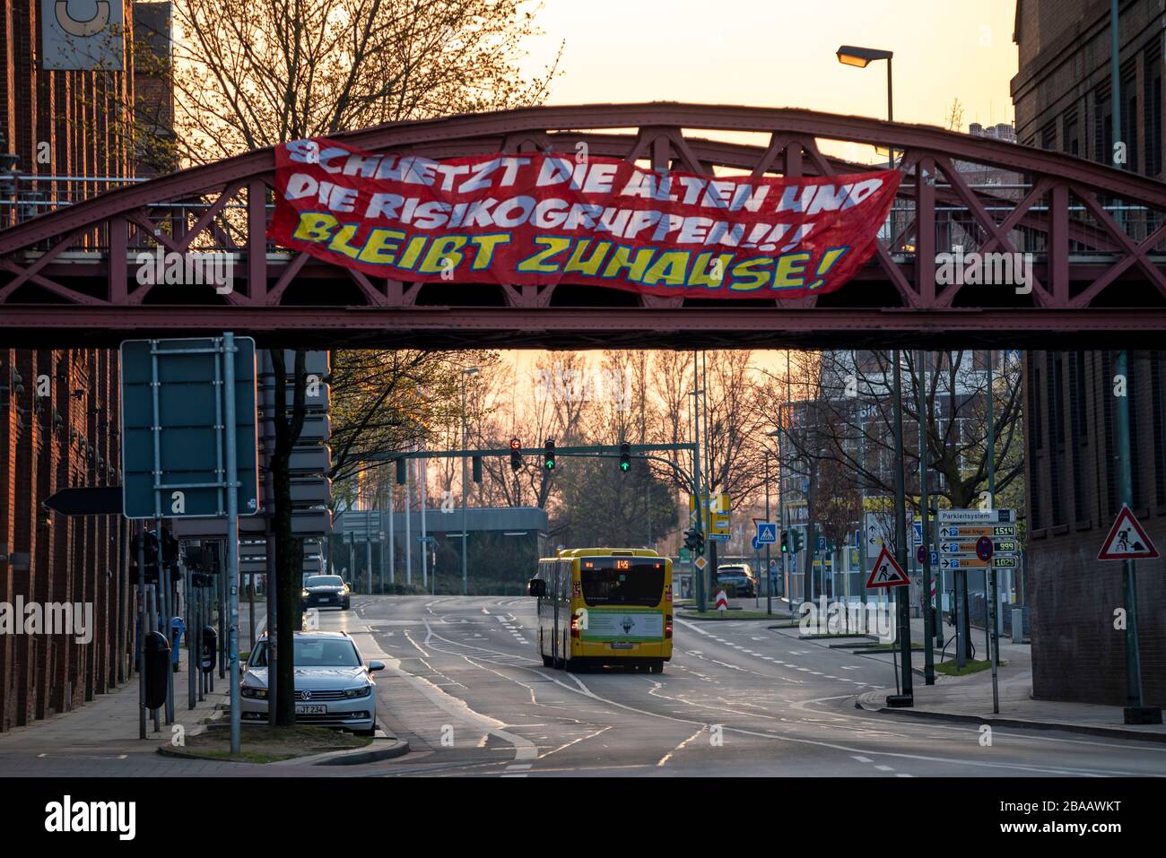 Big Banner calls on people to stay at home, calls for solidarity, Altendorfer Strasse, Auswirkungen der Coronavirus Pandemie in Deutschland, Essen Stock Photo