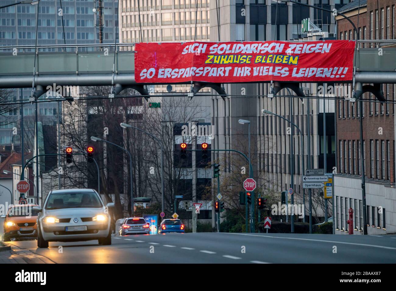 Grosses Banner ruft auf, zu Hause zu bleiben, fordert Solidarität, Alfredstrasse, B224, Auswirkungen der Coronavirus Pandemie in Deutschland, Essen, Stock Photo